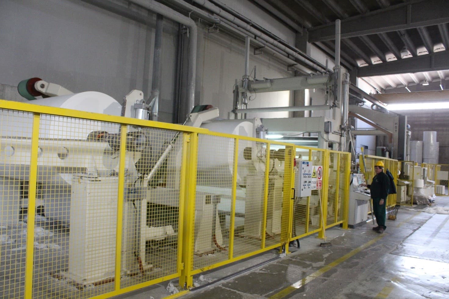 Ribobinatrice per l'accoppiamento delle bobine in jumbo roll